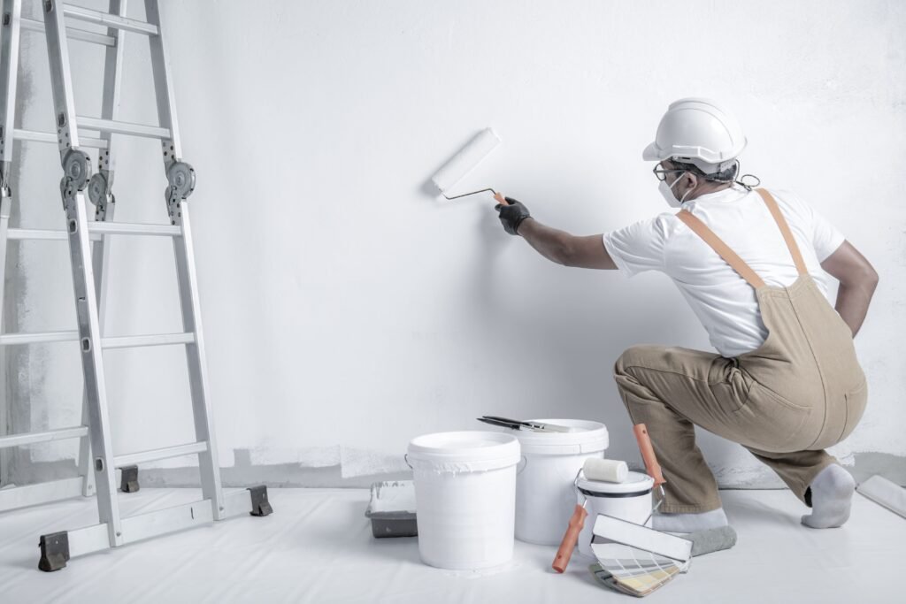 un-hombre-pinta-una-pared-blanca-con-un-rodillo-reparacion-del-interior (1)